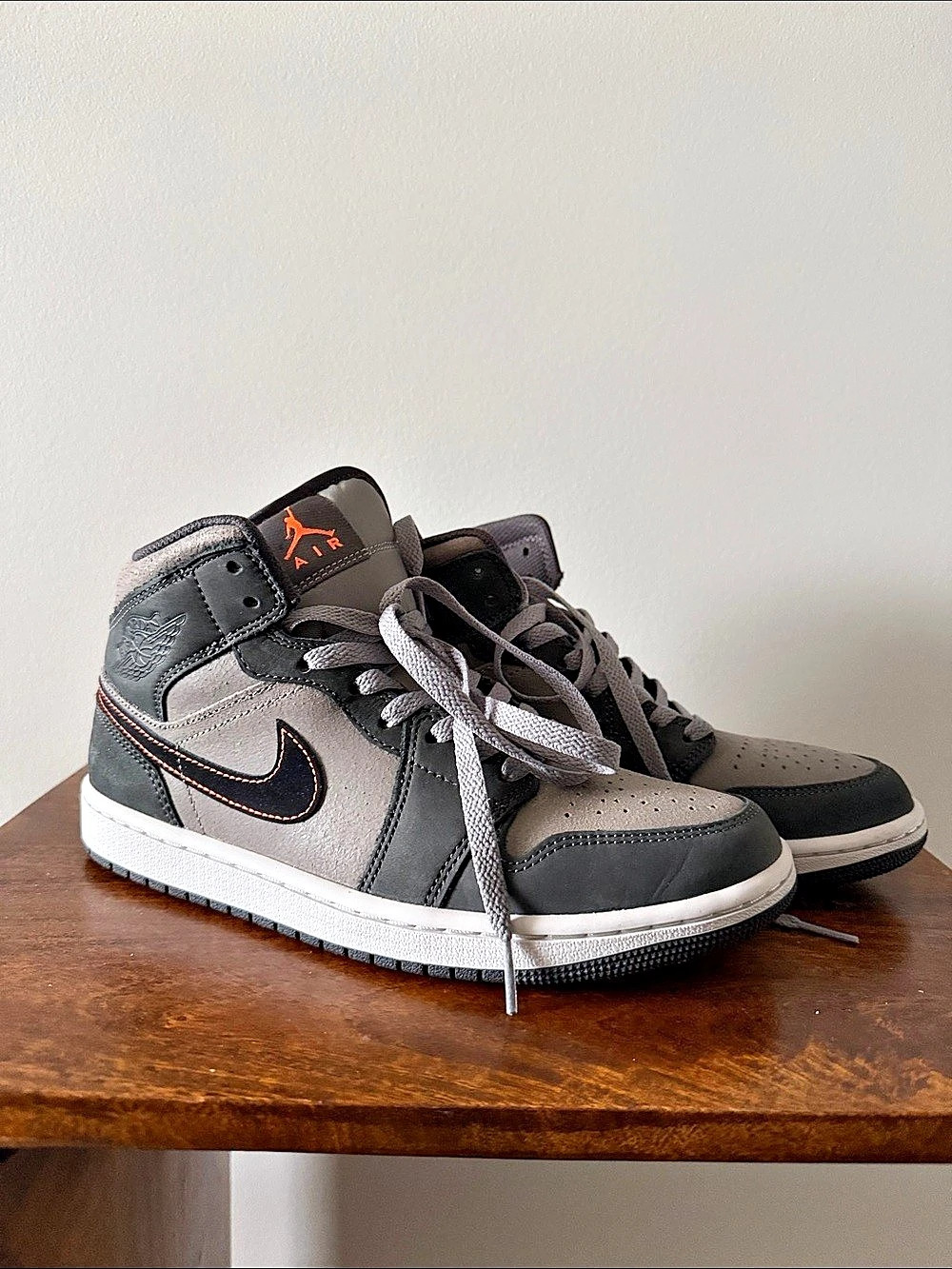 Nike Air Jordan 1 Mid SE High-Top Sneakers in Gray & Black US 7 Like New